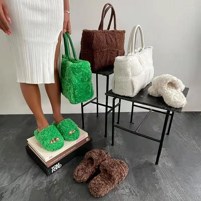 Pantoufles 2023 Femmes Designer Qualité Peluche Laine Sac à main Match Chaud Coton Furry Candy Couleur Fond épais Chaussures de luxe Bourse