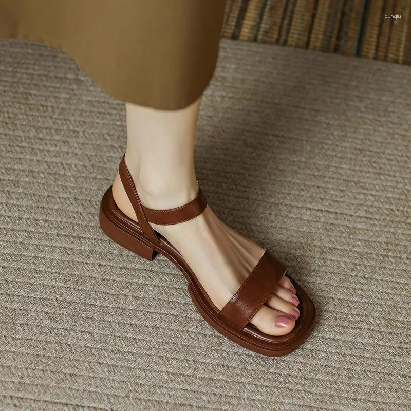 Dames hakken met lage schoenen sandalen schoenen buiten voor vrouwen beige zomer 2024 één woord vierkant chic en elegante groothandel 23 42