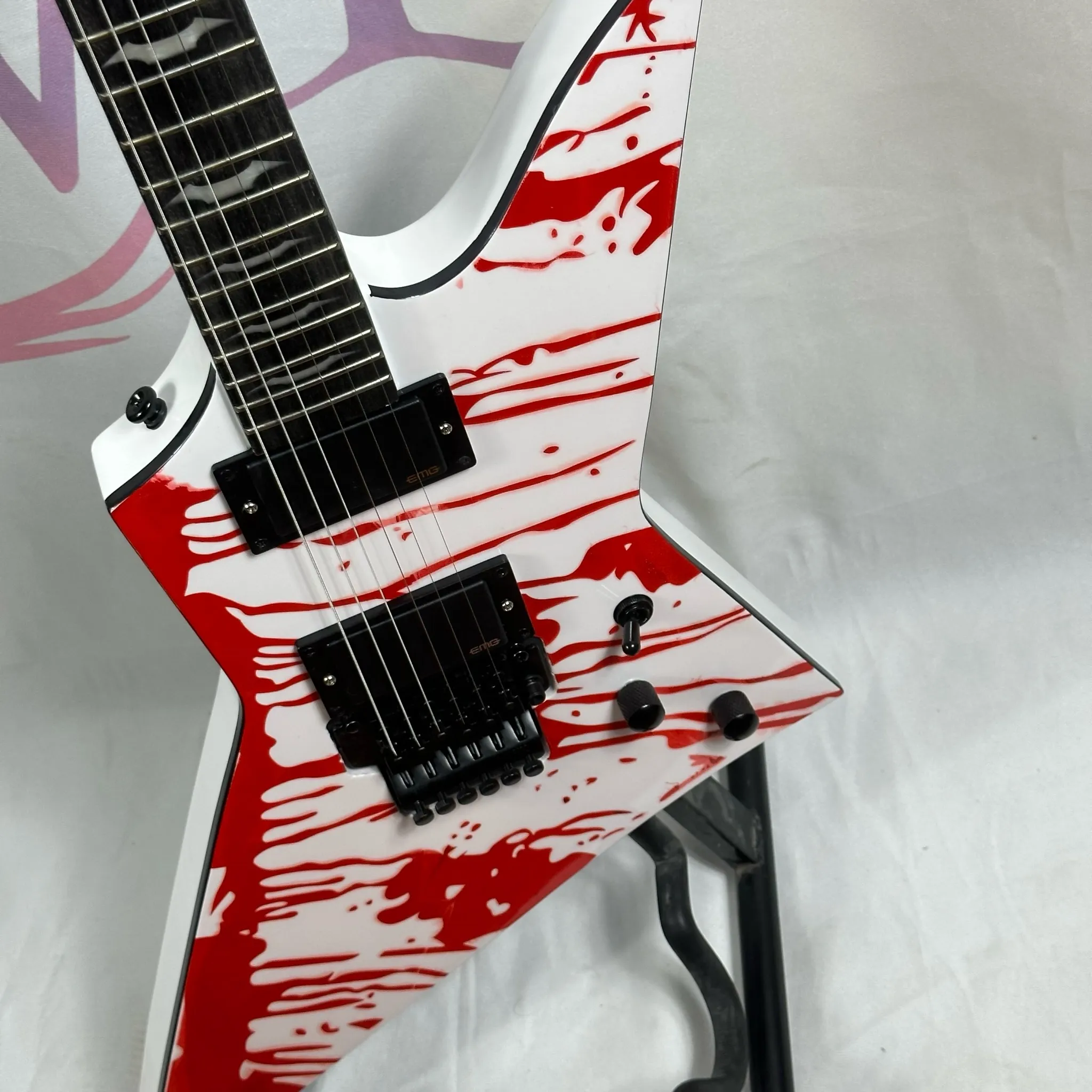 Blood White Goose E-Gitarre, aktiver Tonabnehmer, Tremolo-Brücke, schwarze Hardware