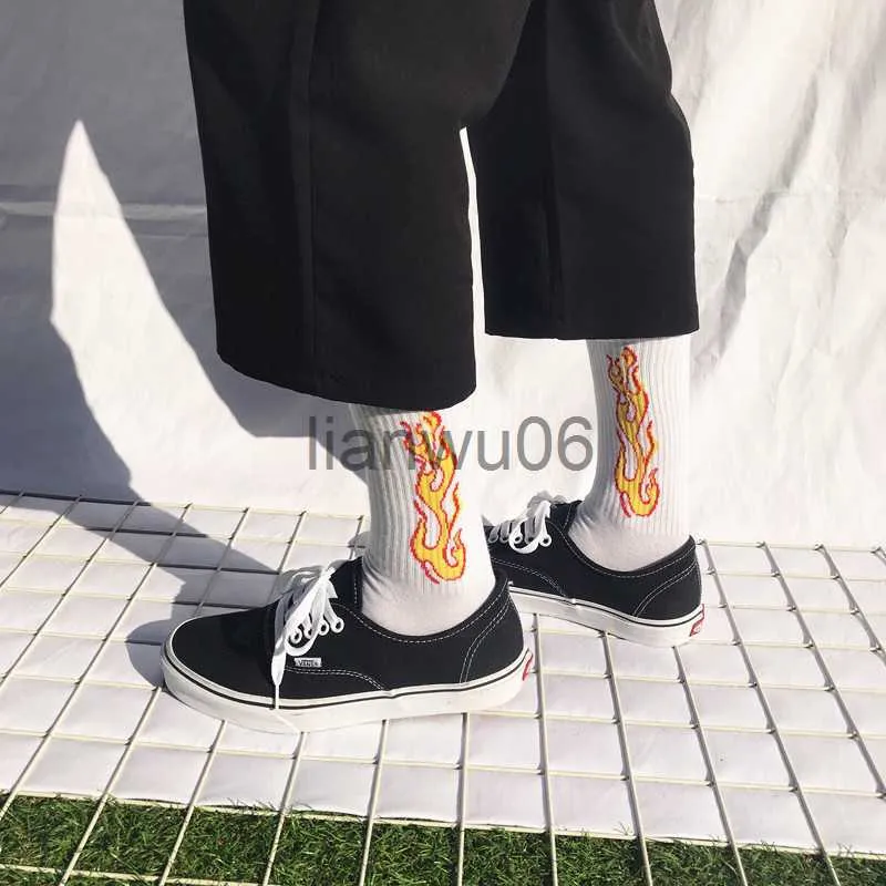 Kleding Trendy Sokken voor Mannen Vrouwen Koreaanse Kniekousen Gele Vlam Ins Harajuku Stijl deuk Sport Lange Hip Hop Straat Grappige Sokken J230830