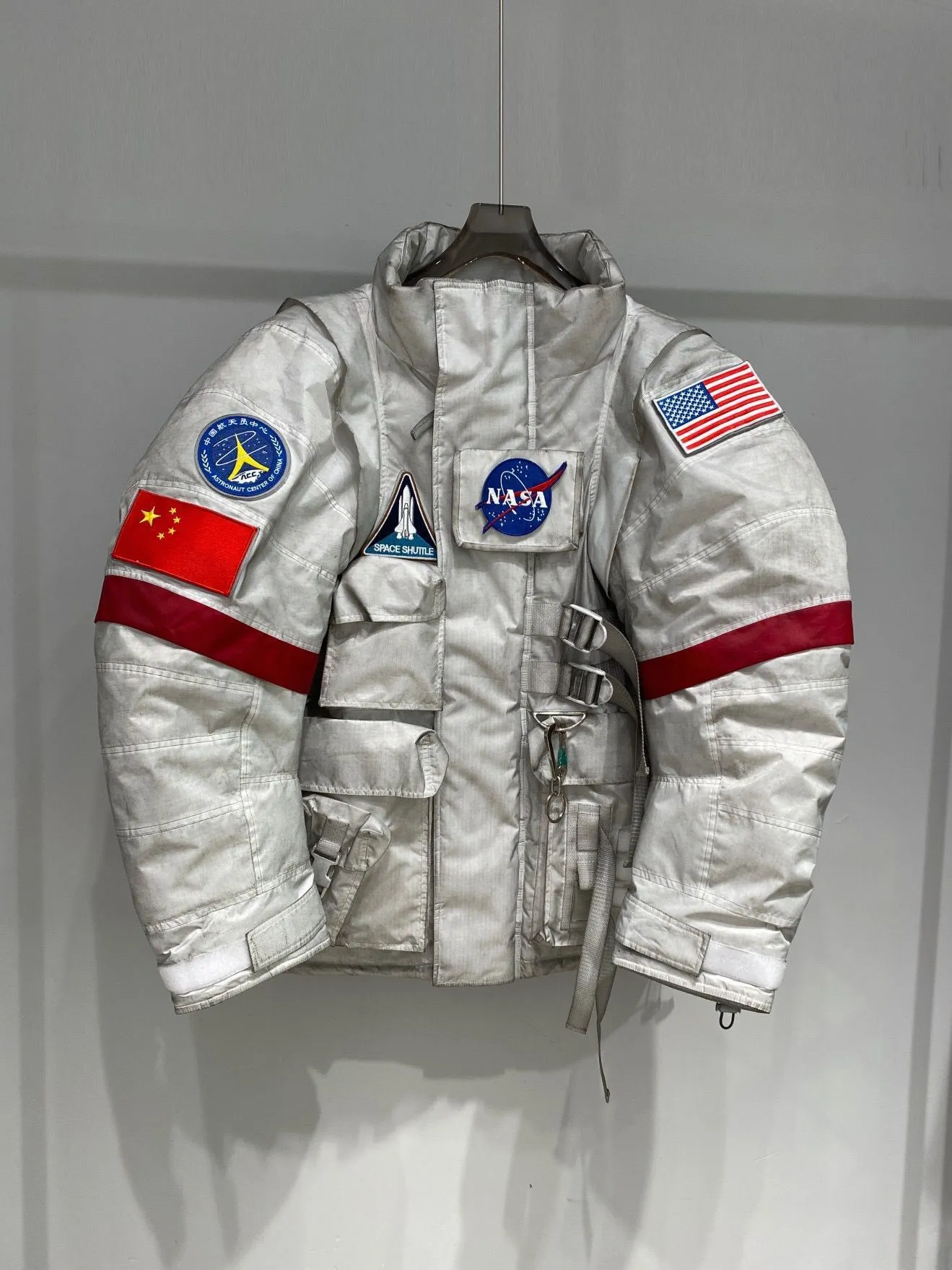 2024 Women Men Winter Down Jacket New Short Astronaut Baleciaga China USA Flag White Duck Thickened Cute Loose Jackets Warm Parka Outerwear Tn