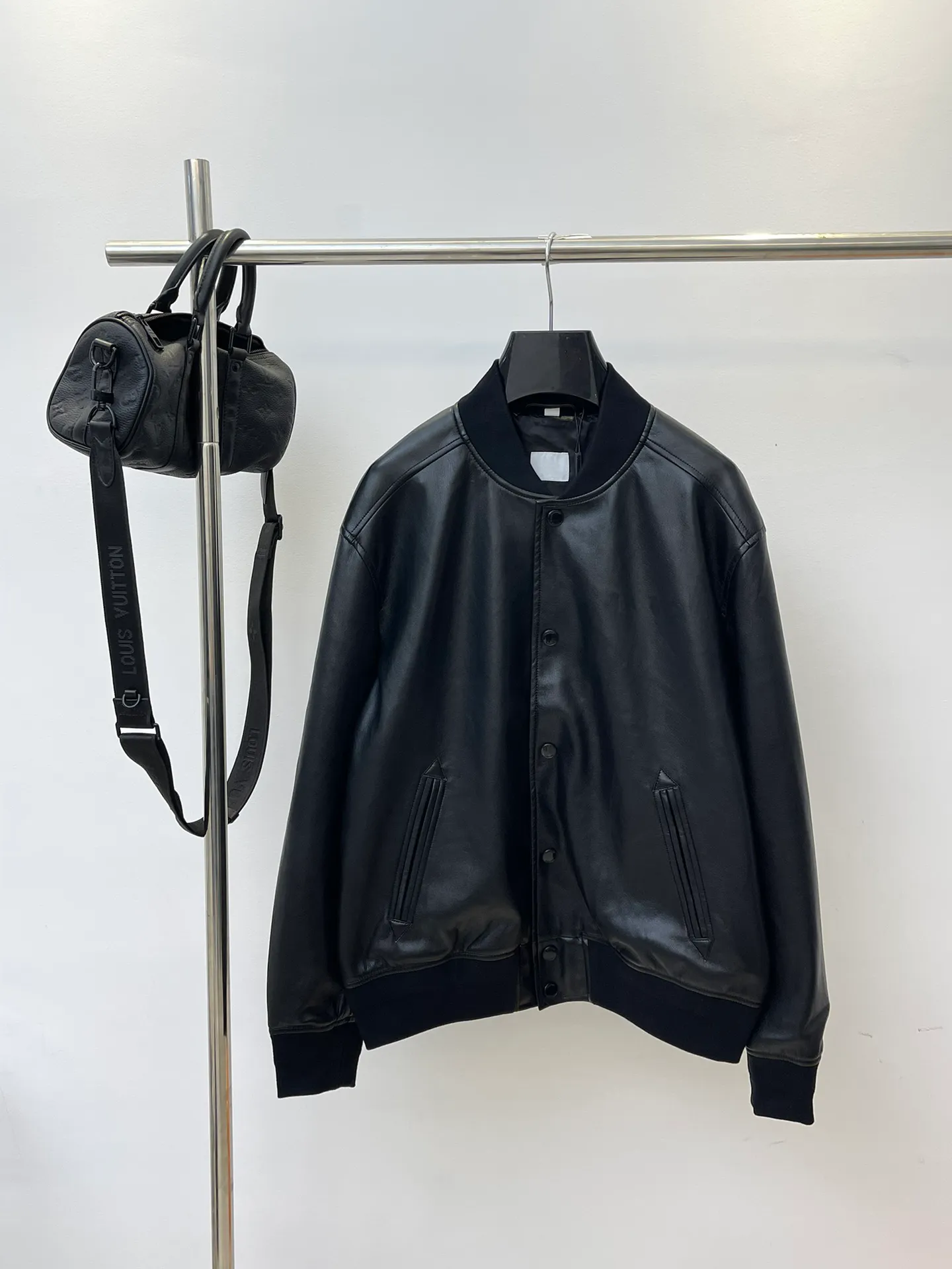 Hochwertige Designer-Lederjacke, stilvolle schwarze Jacke mit Baseballkragen, US-Größe, Luxusmarken-Top-Herrenjacke