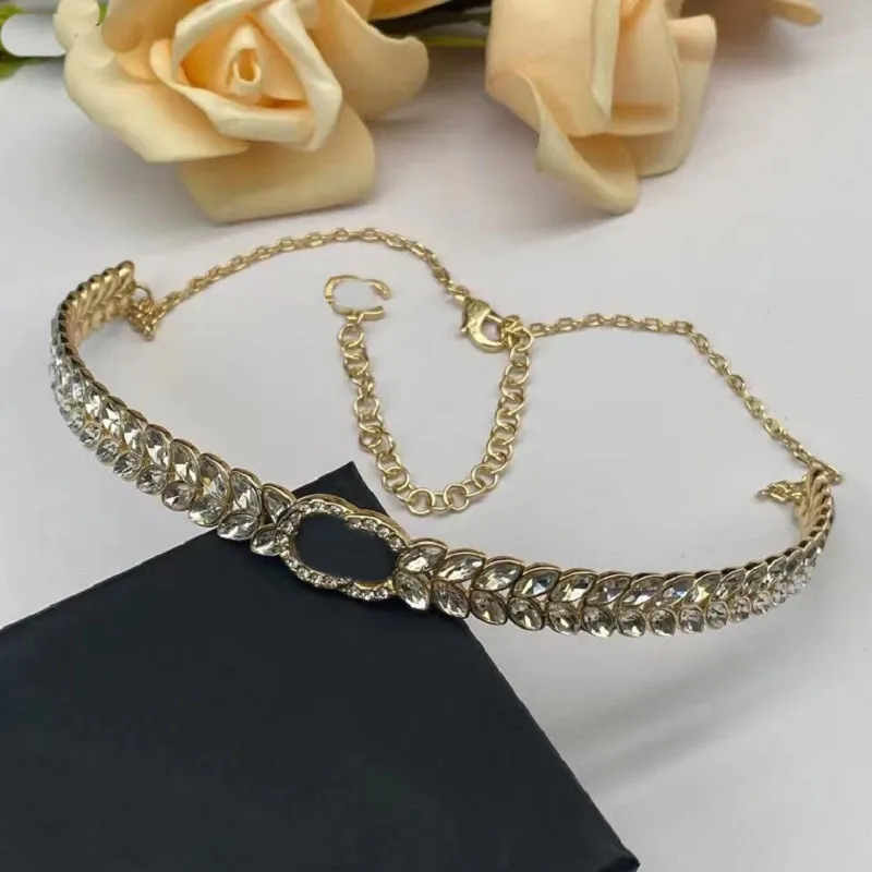 Biżuteria naszyjniki białe platowane 925 Srebrne studia luksusowe projektanci marki listy geometryczne słynne kobiety okrągłe kryształowy kryształowy złoto Yiliya 556