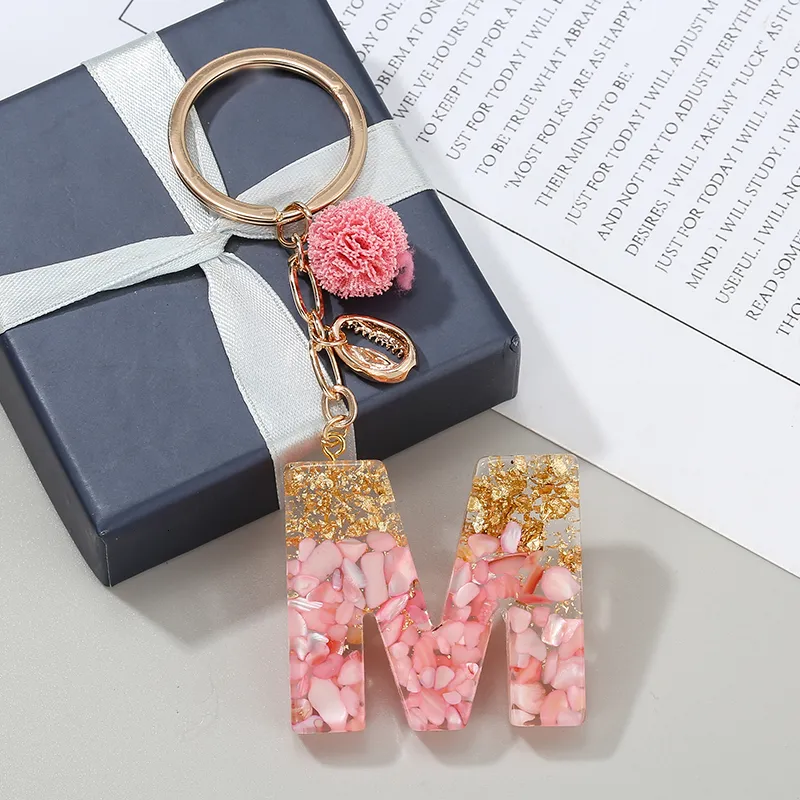 Keychains Lanyards Togory Pink Purple Pompom Letter Keychain English Alphabet Keyring For Women Men smycken Tillbehör Partihandel Specialerbjudande 230831