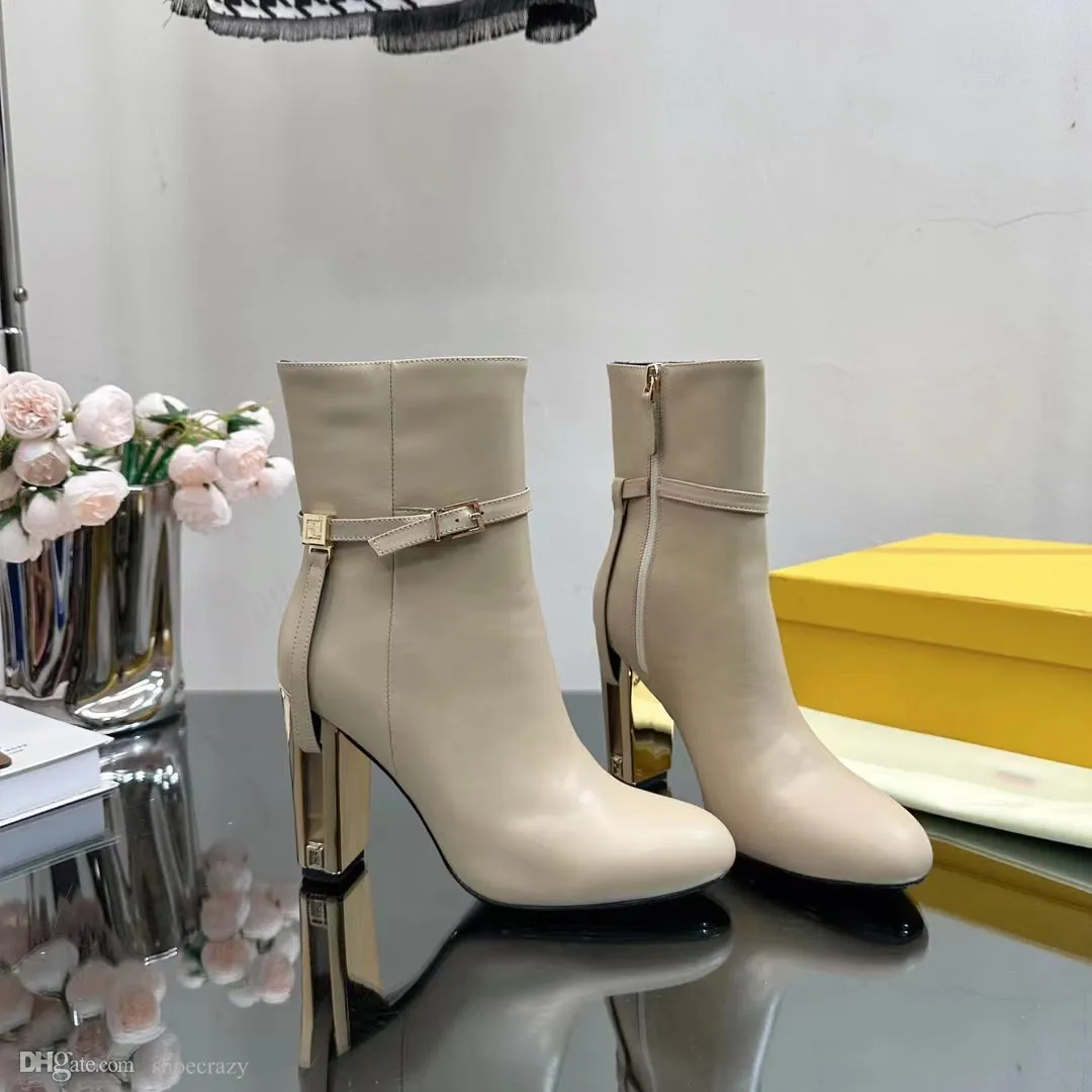 Nowe buty projektantów mody Luksusowe metalowe klamra dekoracyjna skórzana skórzana botki czarne białe nad kolanami 35-42 z pudełkiem