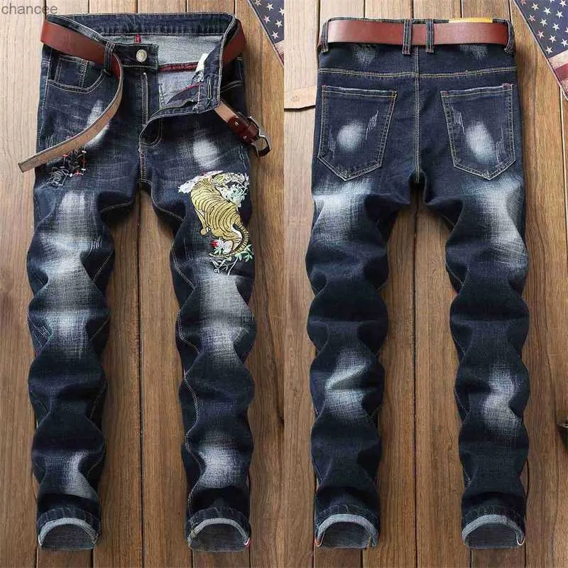 Erkek yüksek kaliteli zayıflama denim pantolon kaplan nakış dekorları beyaz yıkama kot çizikler yırtık dikiş düzeltilmiş gündelik kot; HKD230829