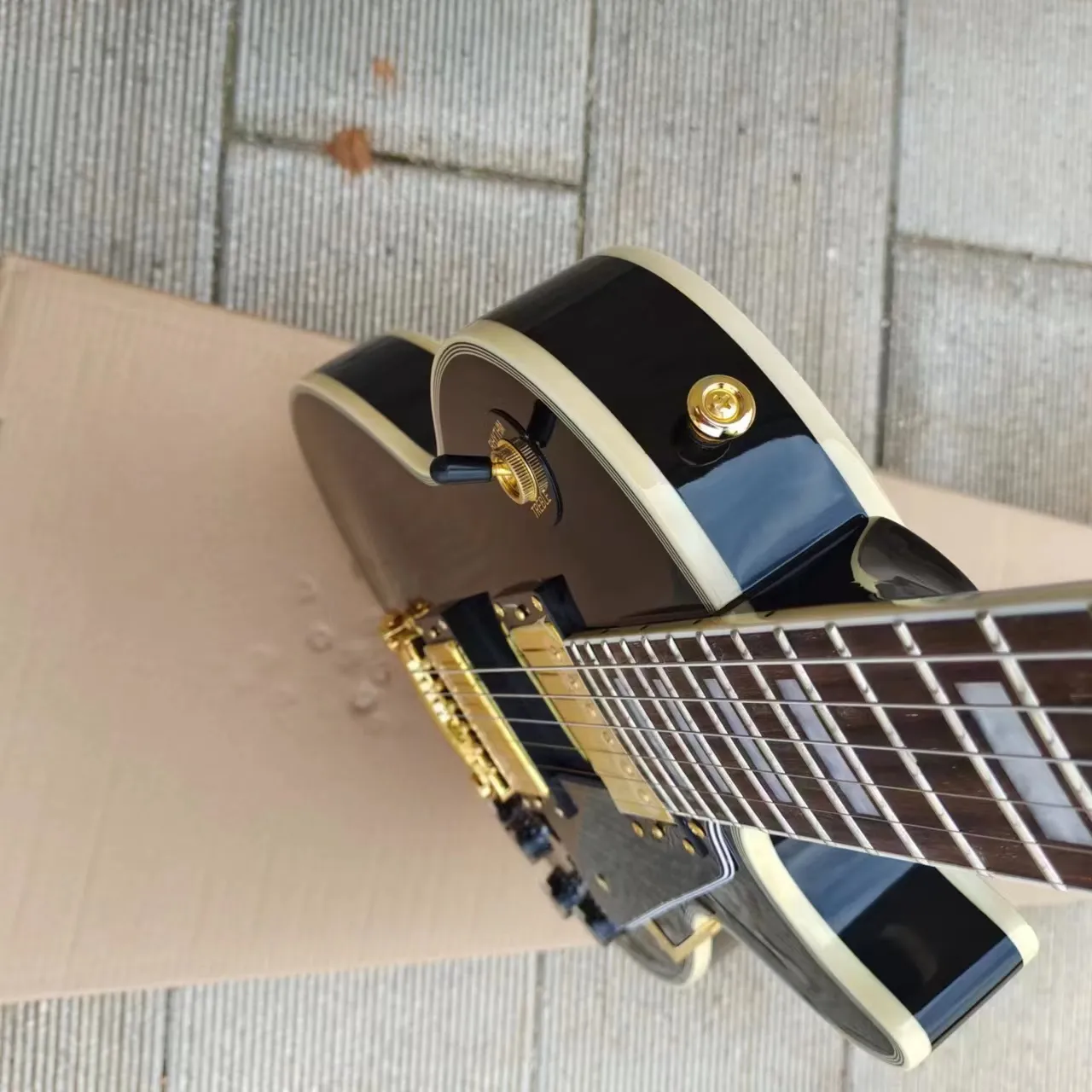 Hochwertige Black Beauty E-Gitarre, Mahagoni-Korpus, Palisander-Griffbrett, auf Lager, kostenloser Versand, schneller Versand, Gold-Hardware