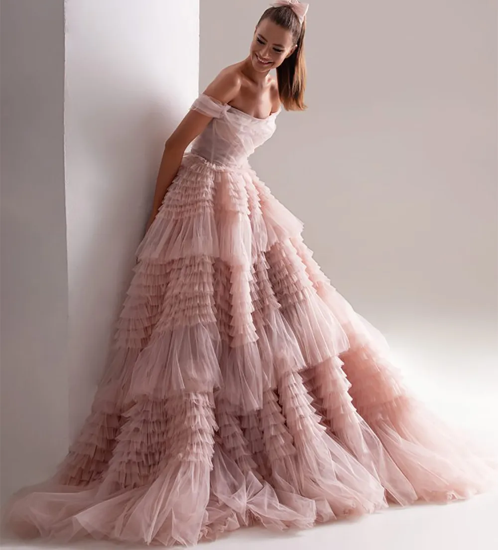 ライトピンクピンクの長いウエディングドレス