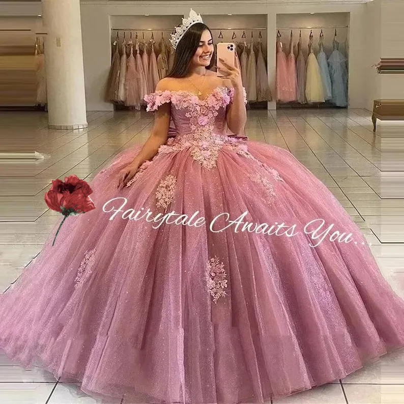 2024 Abiti Quinceanera rosa chiaro con applicazioni floreali 3D Tulle al largo della spalla Pieghe in rilievo Dolce 15 16 Abito da ballo di compleanno Realizzato su misura