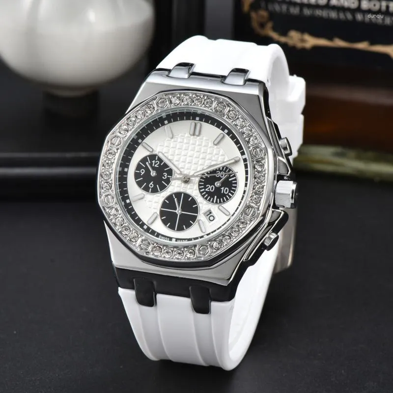 Montres-bracelets Trois Yeux Montre Pour Femmes De Luxe Strass Sport Mode Veilleuse Calendrier Étanche Bande De Silicone