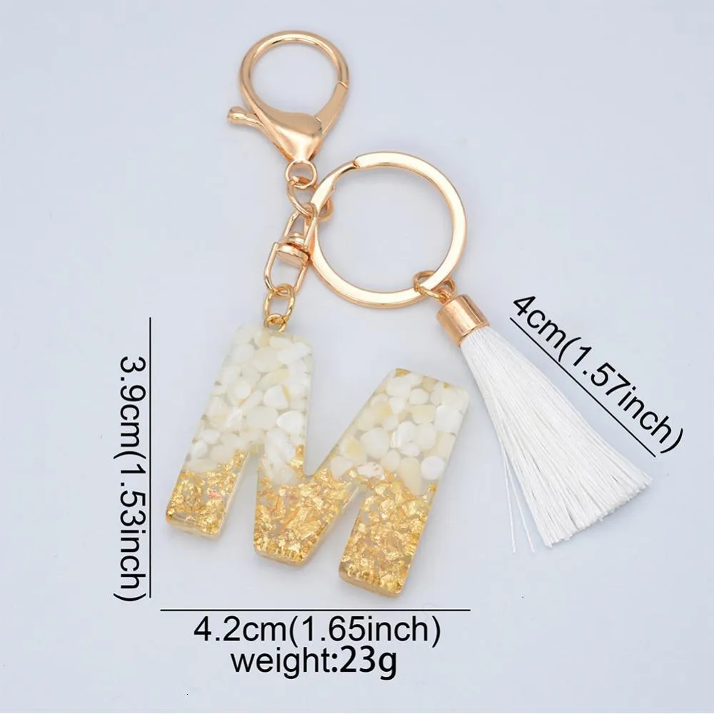 Nyckelringar Lanyards 26 Initialer Letter Key Chain White Fluffy Pompom Tassel Pendant Ornaments Gifts AZ Alphabet Keyring Harts Car Handbag Keychain 230831