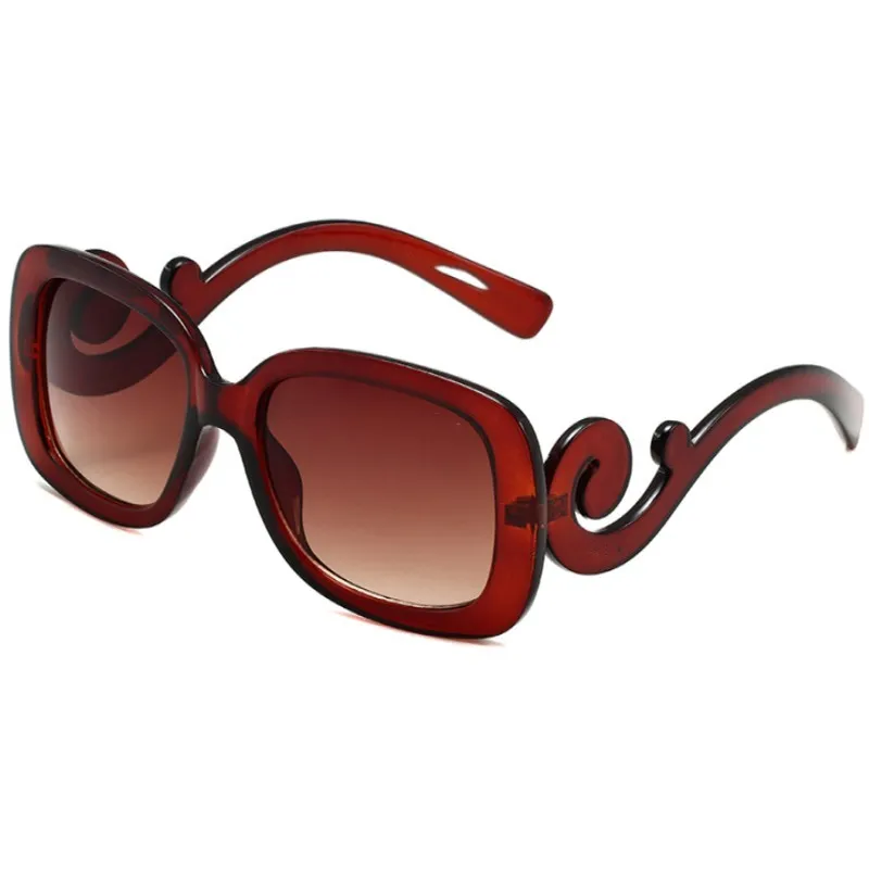 2023 Solglasögon för kvinnor Populära modegångsglasögondesigner UV Protection Cat Eye Frame Top Ordized Solglasögon kommer med paketet