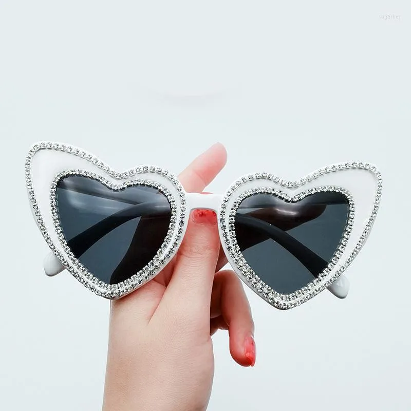 Zonnebrillen Fashion Vintage Diamond Love Heart Women 2023 Designer Travel Crystal Oversized Sun Glasses Sexy Shades