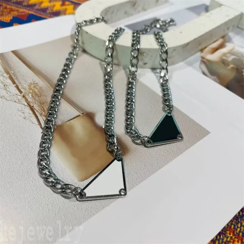 Hip Hop Womens Luxury Designer Halsband för Teen Girls Trendy Tiktok Enamel White Triangle Tag klassiska bokstäver Mönsterkedjor Pendant Mens Halsband ZB011 E23