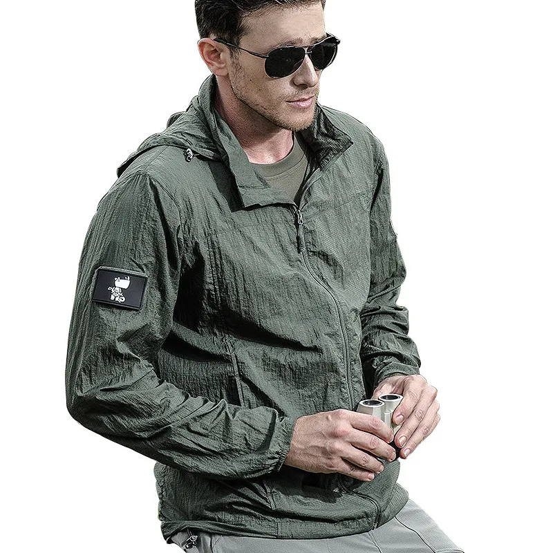 Giacche da uomo Giacca tattica impermeabile leggera da uomo Giacca estiva traspirante con cappuccio sottile Giacca a vento militare portatile Giacca in pelle militare