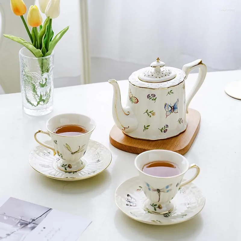 Чашки блюдцы Винтажная позолоченная садовая бабочка кофейная чашка и блюдца чайная керамическая роскошная европейская чайная набор 250 мл