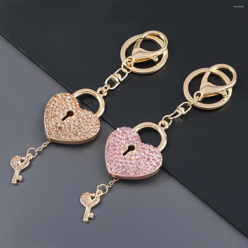 2023 KeyChains Crystal Lovely Keychain Pink Love Heart Fashion Märke gåvor Bag charm make pojkvän kvinnors nyckelkedjor