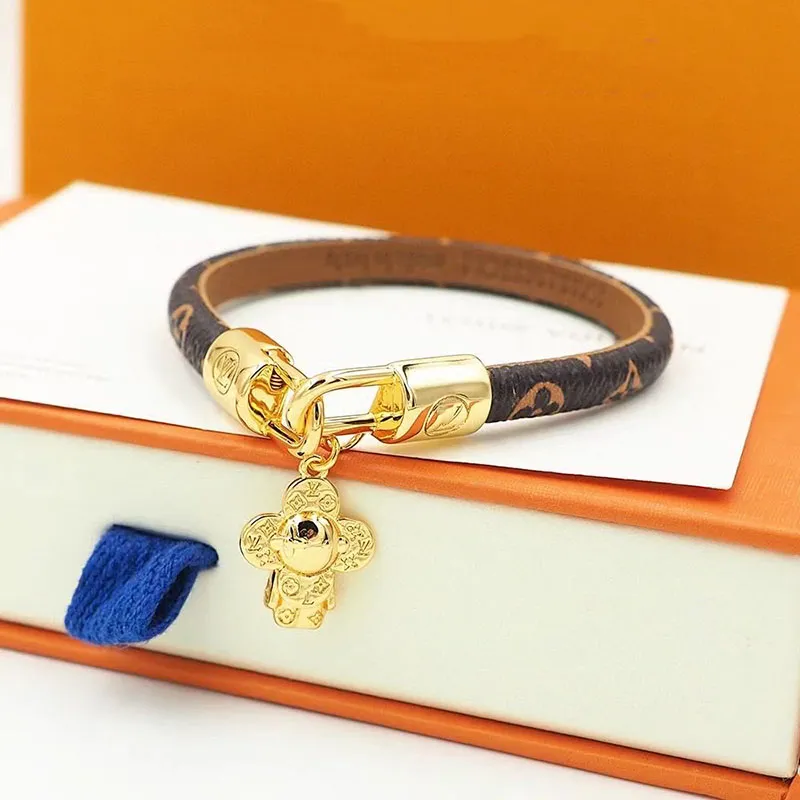 Luxus V Brand Clover Designer Charmalm Armband Gold echtes Leder Süßblume Liebesarmbänder ein Schmuck