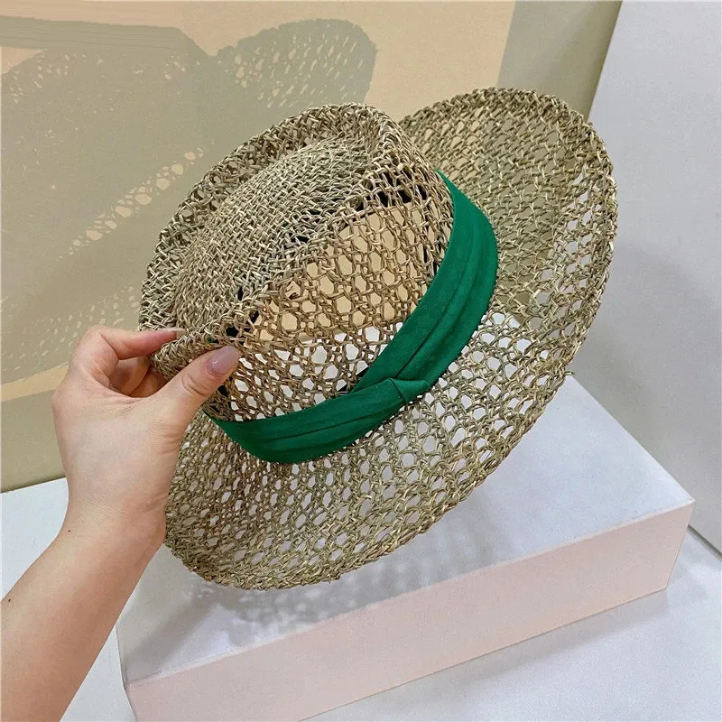 Nya naturliga gräs Strawhattar för kvinnor sommar Flat Brim Beach Sun Hats Fashion Hollow Holiday Cap Chapeau Femme