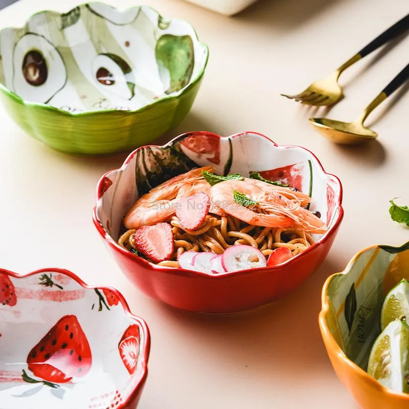 Skålar kreativa japanska handmålade bordsartiklar netto röd keramisk skål söt nudel jordgubb spets hem bakning ris