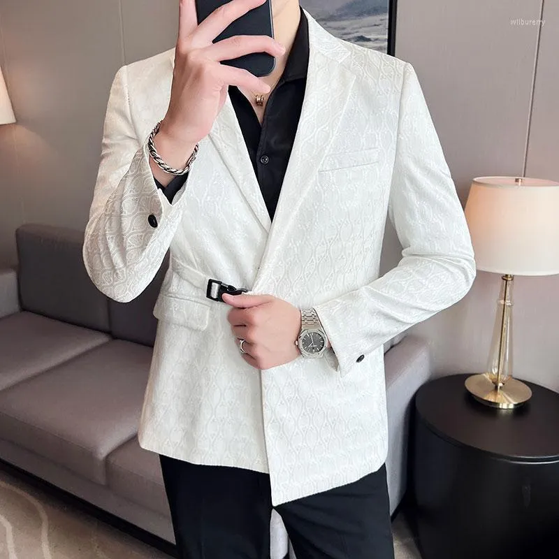 Abiti da uomo Blazer eleganti bianchi retrò per uomo Abito da uomo di lusso da uomo con cintura Vintage Inghilterra Abito smock Blazer Giacca da ballo