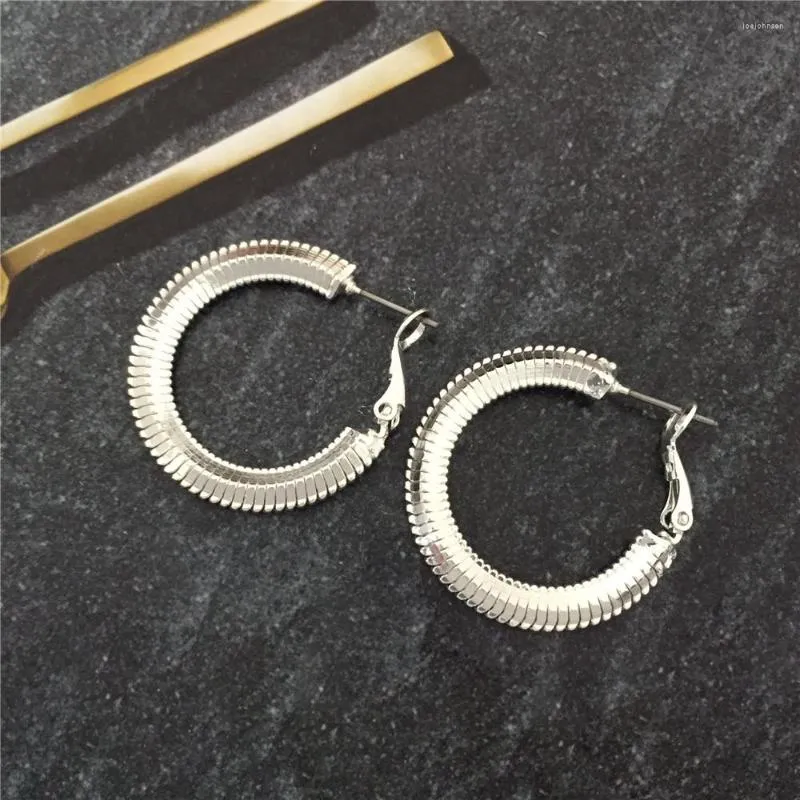 Hoop oorbellen Waterdichte romantische metalen textuur Sliver kleur mode sieraden voor vrouwen geschenk