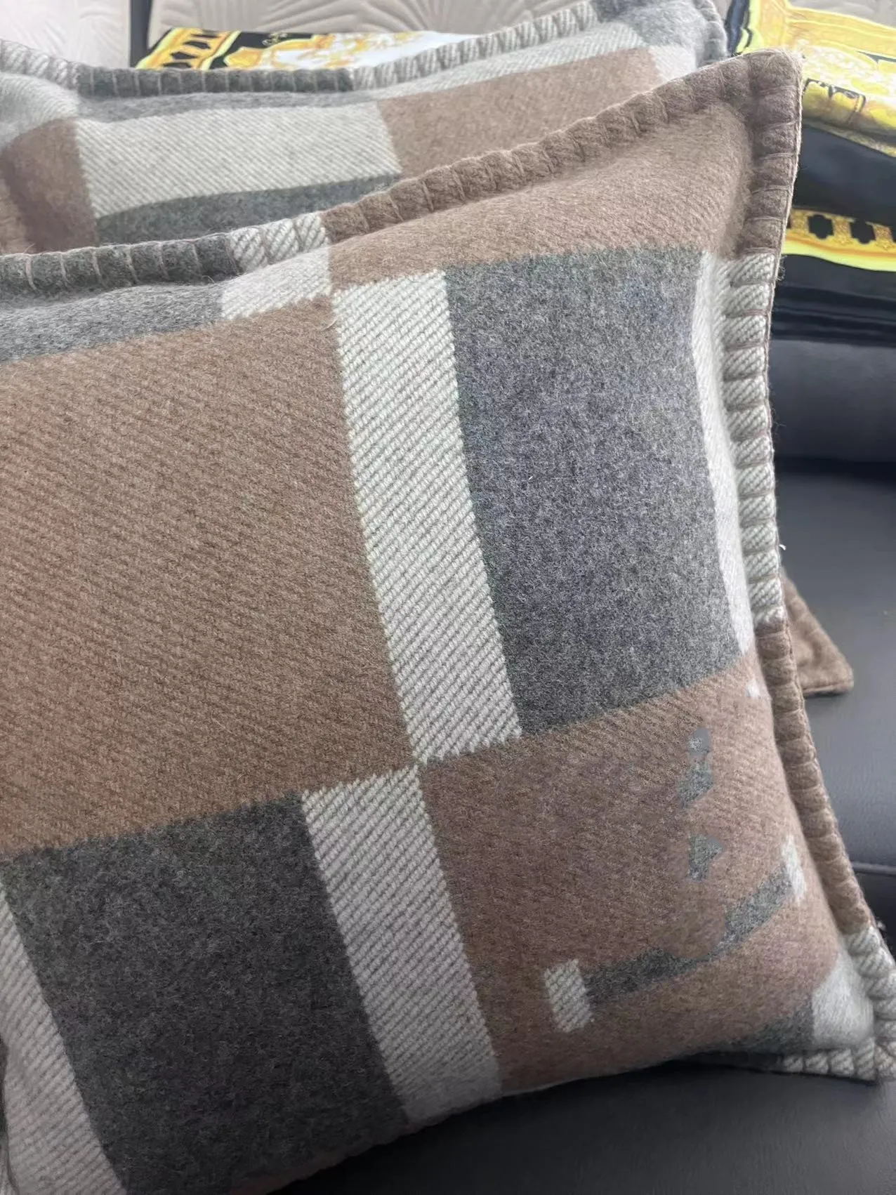 Ullkudde/dekorativ kudde Ake Bilder Självgrå filt och kudde H Design Horse Soft har taggar för sängar Soffa Plaid tygluft Konditioneringsresor