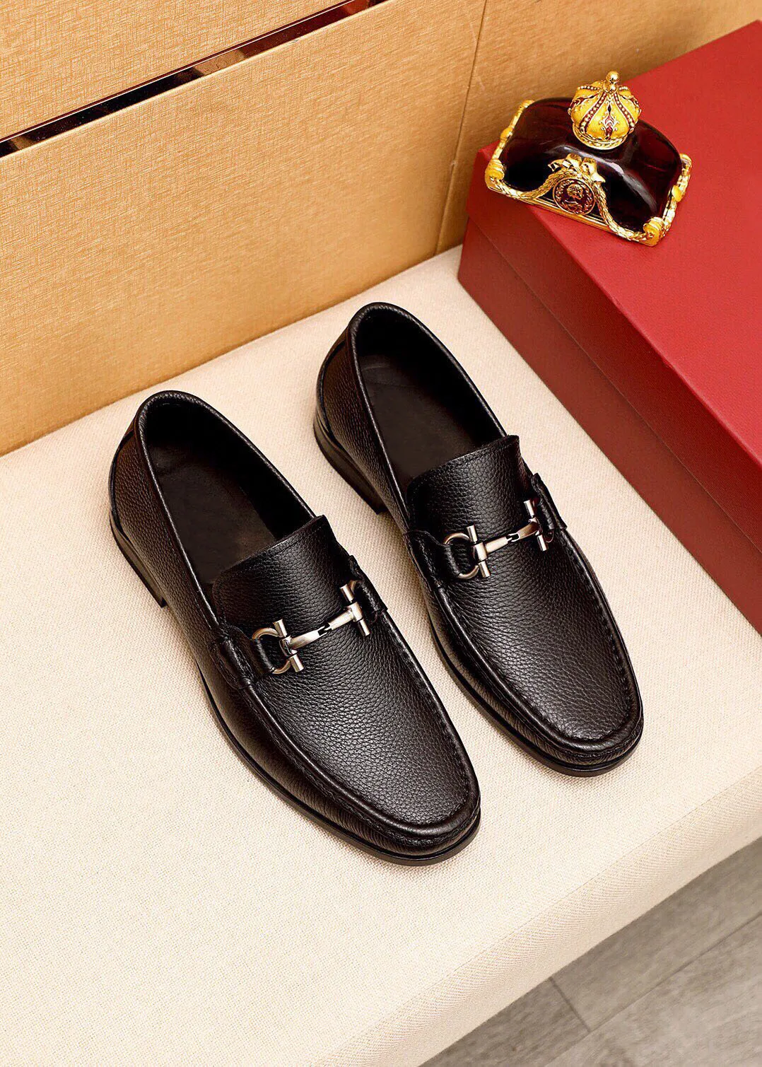 2023 Mens Classic Designer Dress Shoes Slip On Party Wedding Business Casual Loafers Män varumärke Formell kostymskor Storlek 38-45