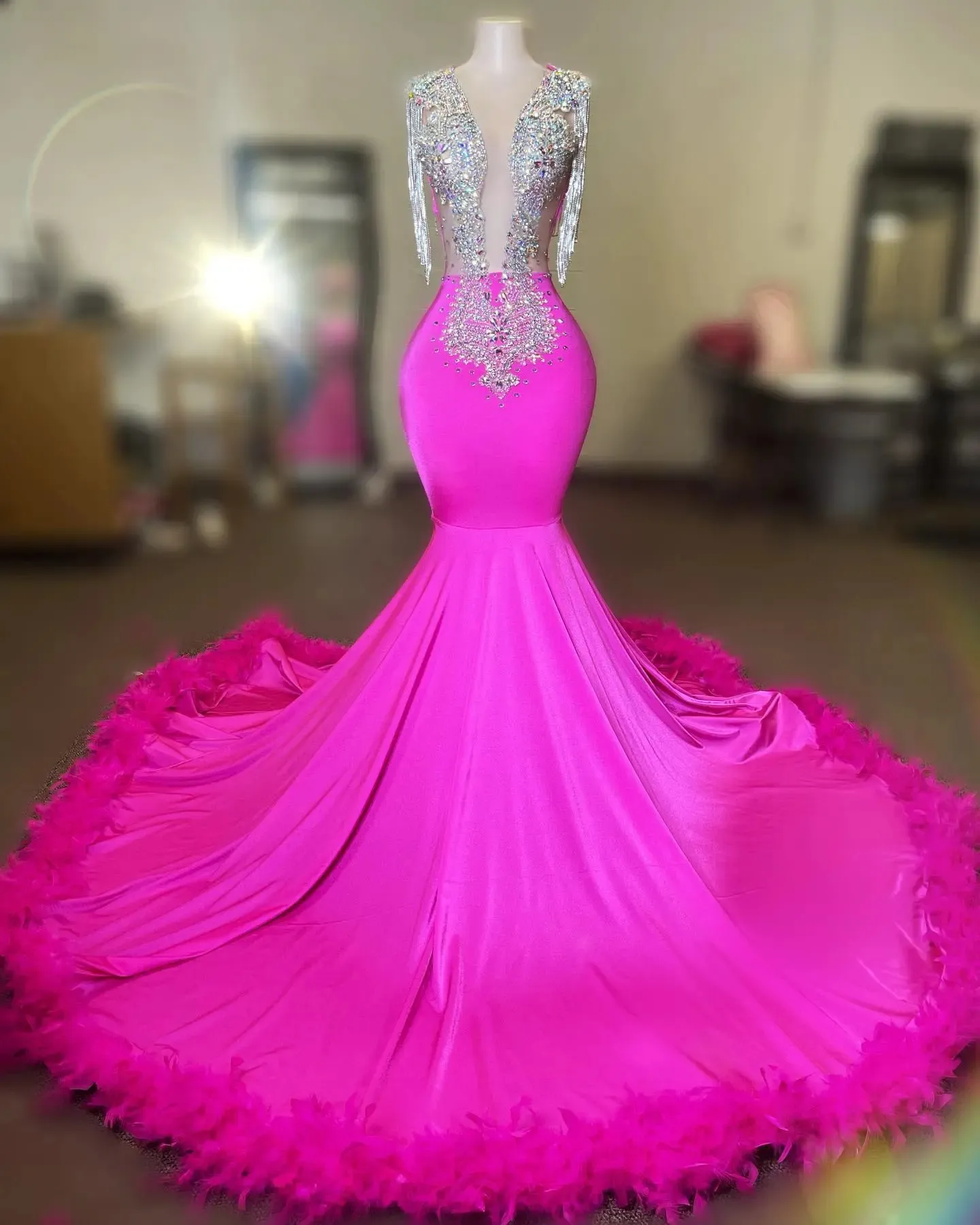 Black Girls Hot Pink Prom Dresses With Beaded Luxury 2023 Mermaid Feather Evening Dress Sexy Punging Neckline Elegant Long Sleeve Formal vestido de fiesta