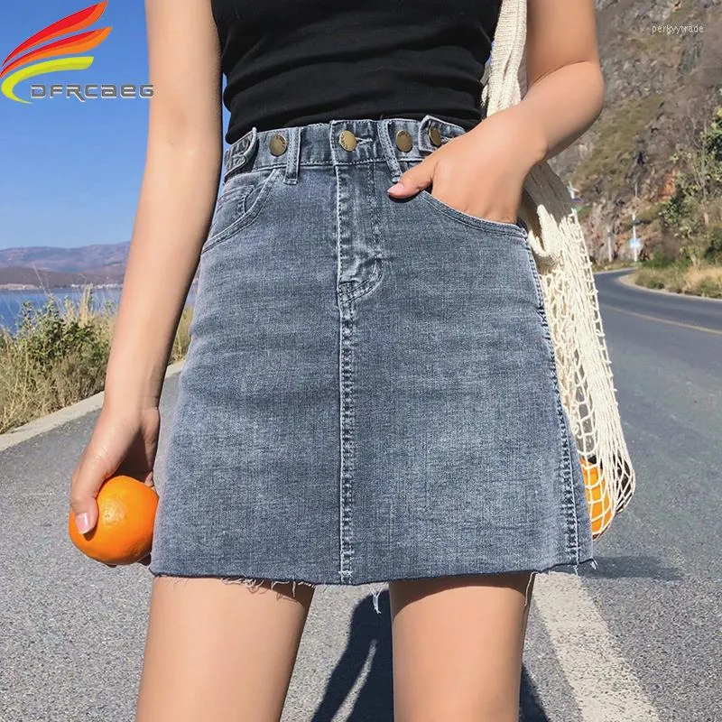 SKIRTS STREET Use Alta cintura Salia de jeans curta 2023 Primavera Summer Mulheres lápis com botões Jeans azuis pretos mini