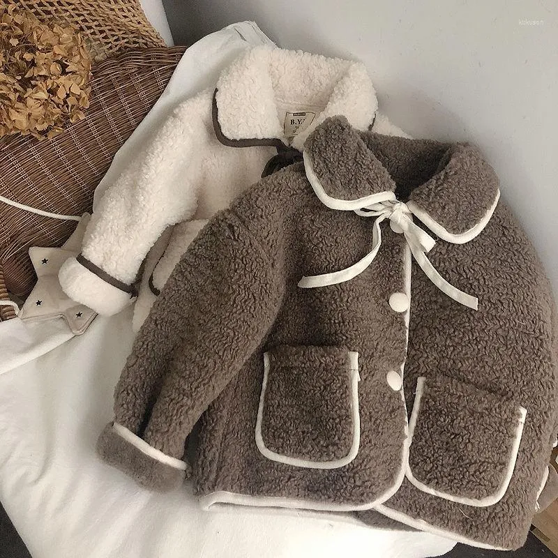 Jackor Girls 'Winter Coats Lamb Wool DeHaired Angora Lapel Furry tröja Barnens söta fashionabla förtjockade bomullskläder