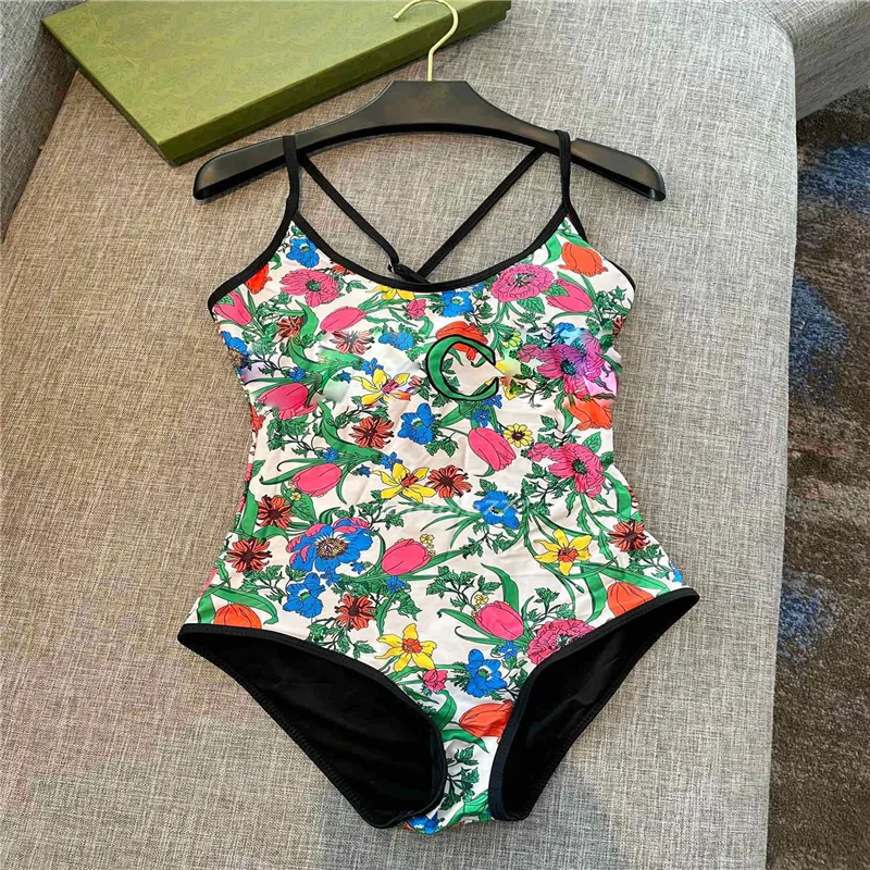 Diseñador para mujer traje de baño 23SS Mujeres sexy Bikini Trajes de baño Diseñador Traje de baño Traje de baño Ropa de playa Conjunto de natación con letras Estampado floral Pista Vintage Slim Crop Tops