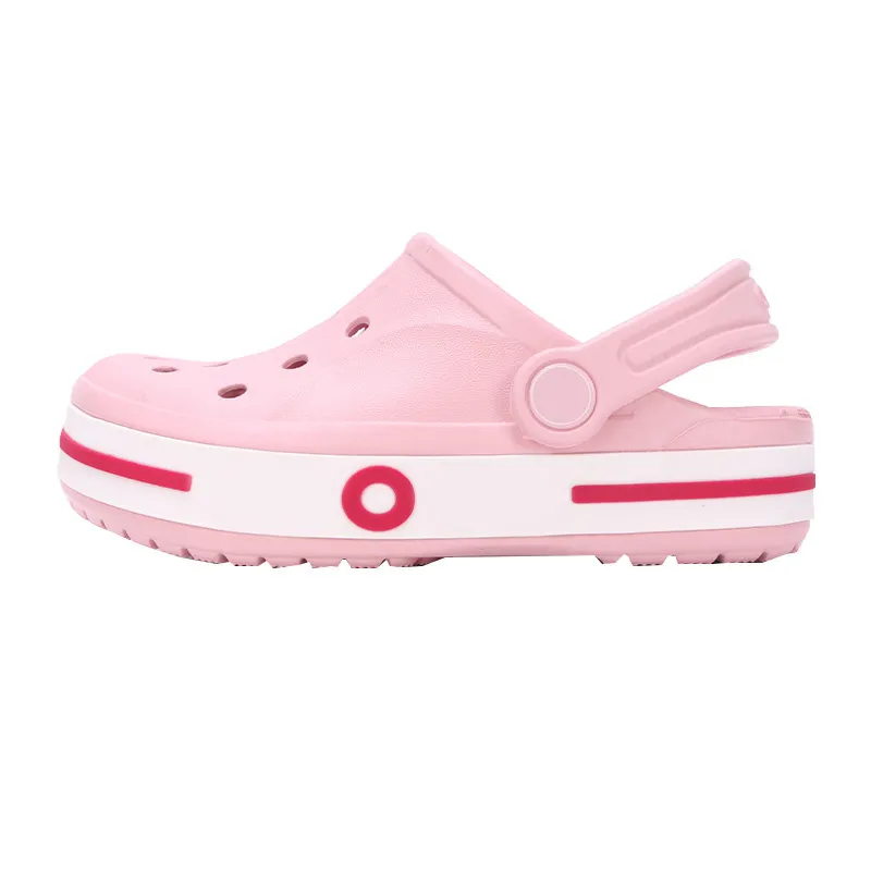 Barnstopp sommarhål sandaler pojkar flickor rosa blå svart vit designer tofflor kors charms glider klassiska platt sandal tofflor skor