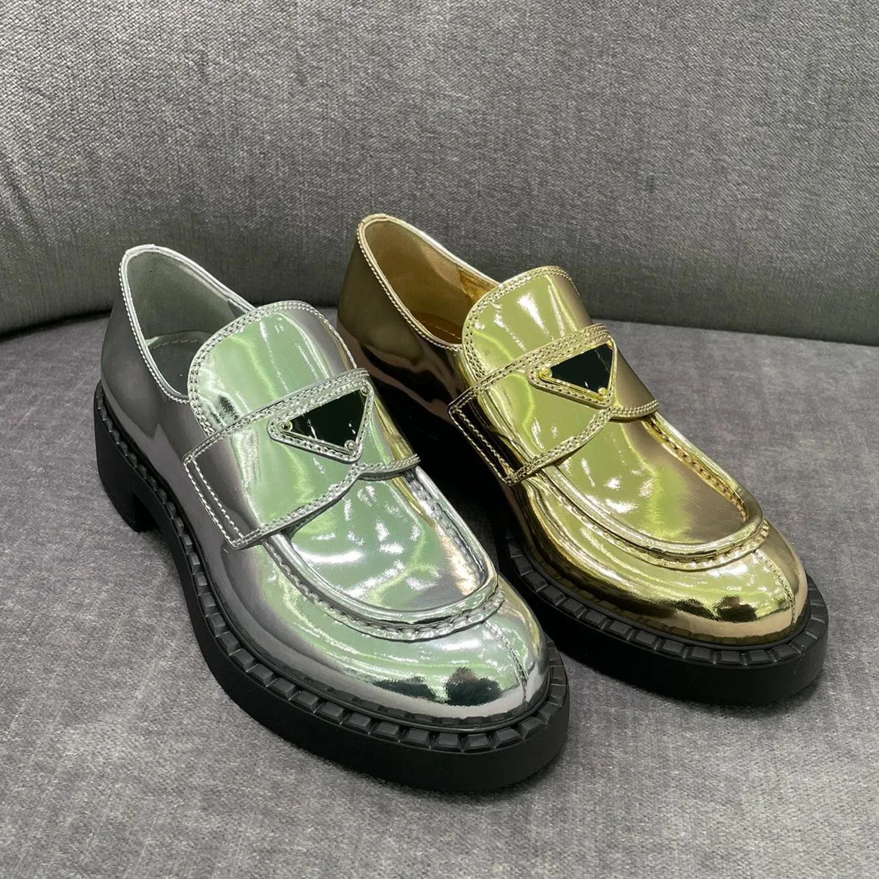 Choklad Metalliskt läder Plattformsskor Förkläde tår Slip-on loafers dam lyxdesigner Triangel logo Plack chunky hälsko Luxe loungelägenheter fabriksskor