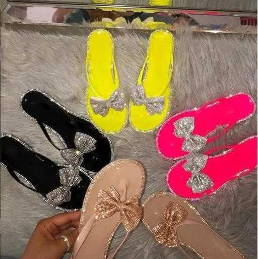 Slyckor Flat Home Sandals MS Spring/Summer 2022 Ny stor storlek Flip Flops Kvinnor Bow Knot Rhinestones Outdoor Leisure Beach Slippers Y2302