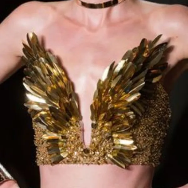 Un beau mannequin vêtu d'une robe de soirée dorée ornée de plumes pailletées est apparu lors du dernier lancement de la marque zuhair Murad en 2023.