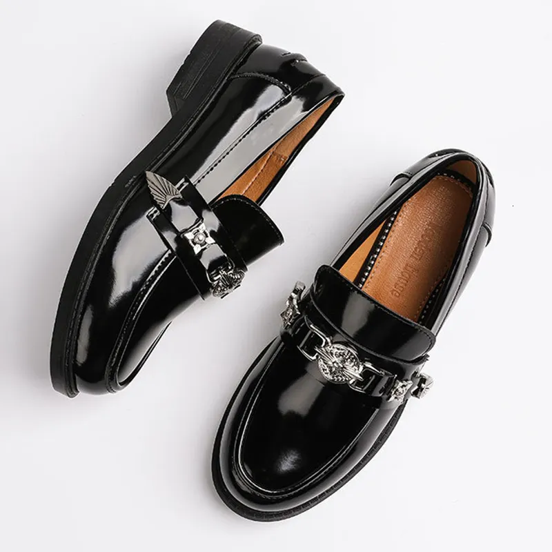 Vestido tênis britânico estilo preto redondo mocassins para mulheres na primavera projetada de metal decoração em massa de baixo salto baixo feminino 230302