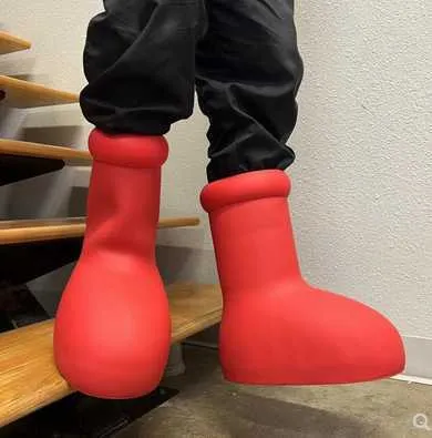 Astro Boy MSCHF Big Red Boots Hommes Femmes Bottes de pluie en caoutchouc Bottes Rocket 2023 Designers Épais longs Bas Chaussons antidérapants Plate-forme Bootie Fashion Astro Boy Gw4 cos