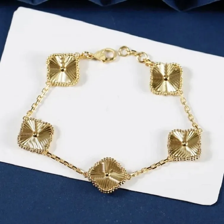 4 Klassisk designer Van Clover Charm Armband Four Leaf Clover Designer Jewelry 18K Gold Bangle Armband för kvinnor Män älskar halsband kedja elegant