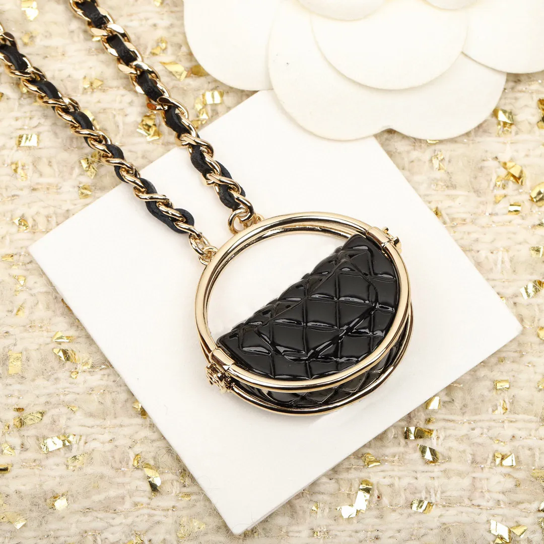 Роскошное качество Очарование круглой формы кулон ожерелье дизайн сумки и черная натуральная кожа имеют брошь штемпель PS3909
