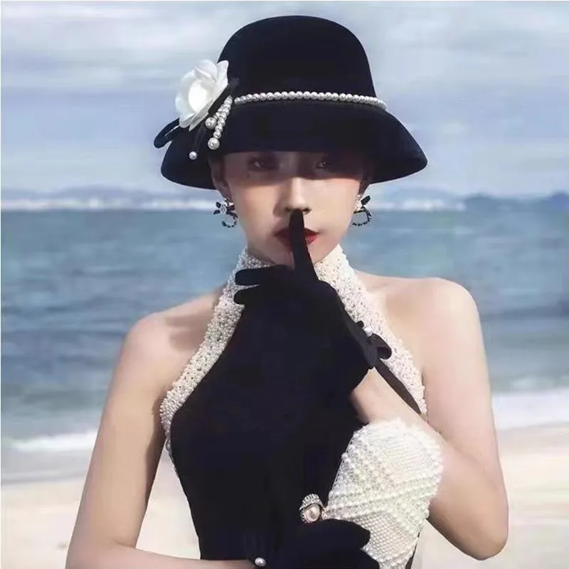 Boinas francesas Camellia Pearl Pequena perfumada Hepburn Black Top Hat Po Studio Retro Bridal Hatberets