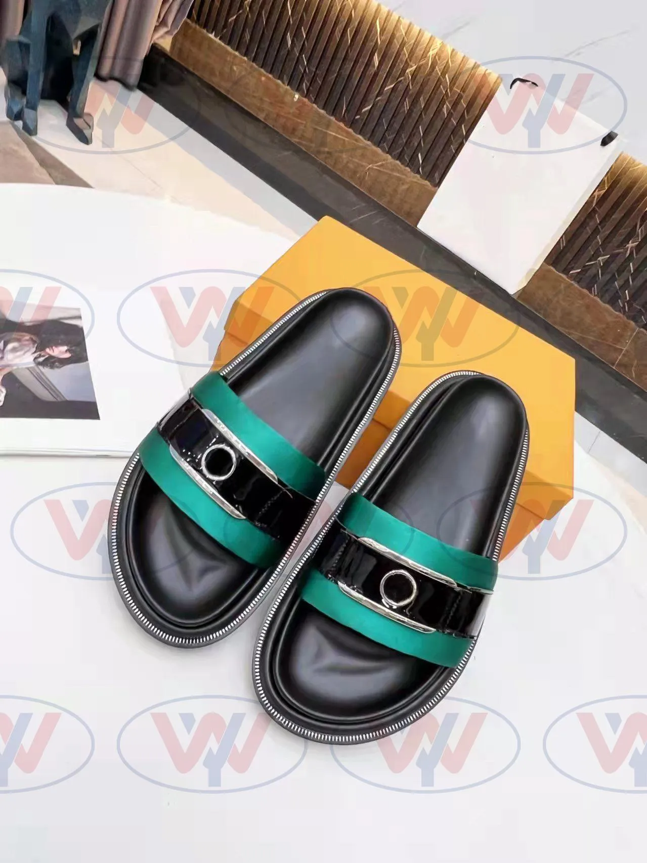 2022 Kudde Flat Comfort Slippers Slides Sandaler Beach Shoes Den mjuka nedfyllda remmen Kvinnor STORLEK 35-42