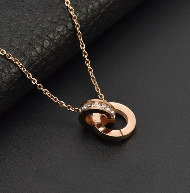 Anel duplo de ouro rosa titânio pendente de aço feminino nicho simples e leve design de luxo clavícula Acessórios para colar de correspondência All-Match