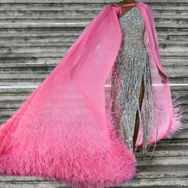 Ein wunderschönes Model erschien bei Zuhair Murads jüngster Pressekonferenz in einem Abendkleid im Umhangstil mit rosa Federn.