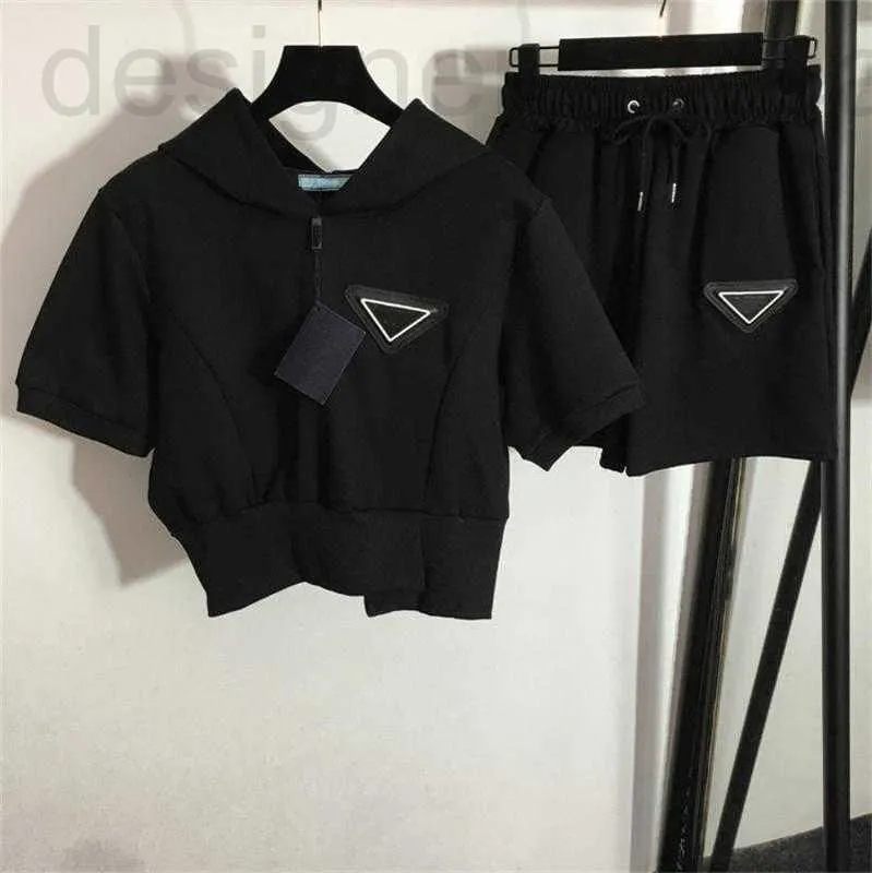 Kvinnors tvådelade byxor Designer Set Summer Casual Suit Short Sleeved Hoodie Elastic Shorts With Triangle Badge Sweat 9nv2