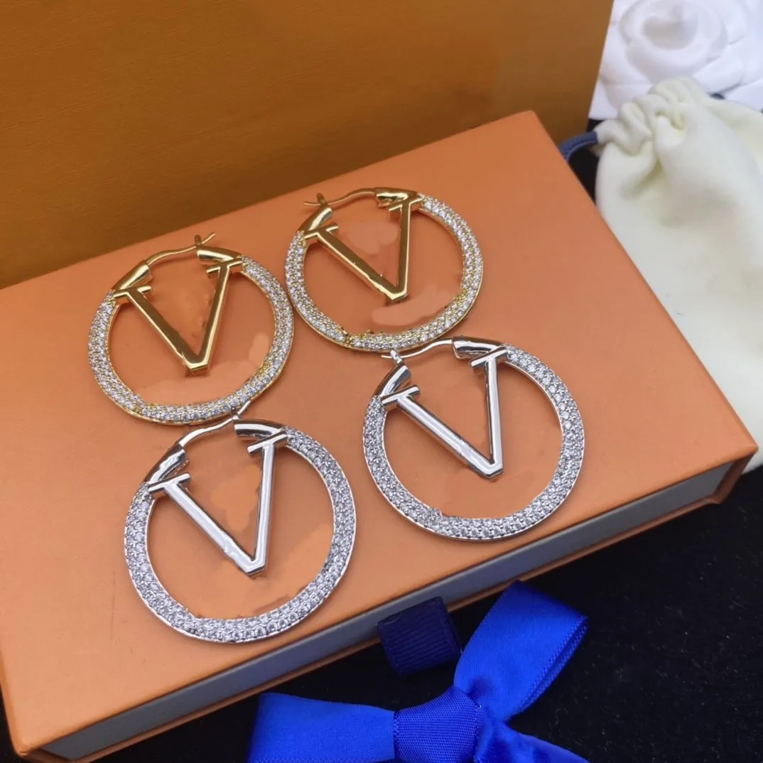 Varumärkesörhängen. Den nya Diamond Big Circle Brass Material Logo Classic Style Luxury Earrings Designer designad för kvinnor. Högkvalitativa designsmycken