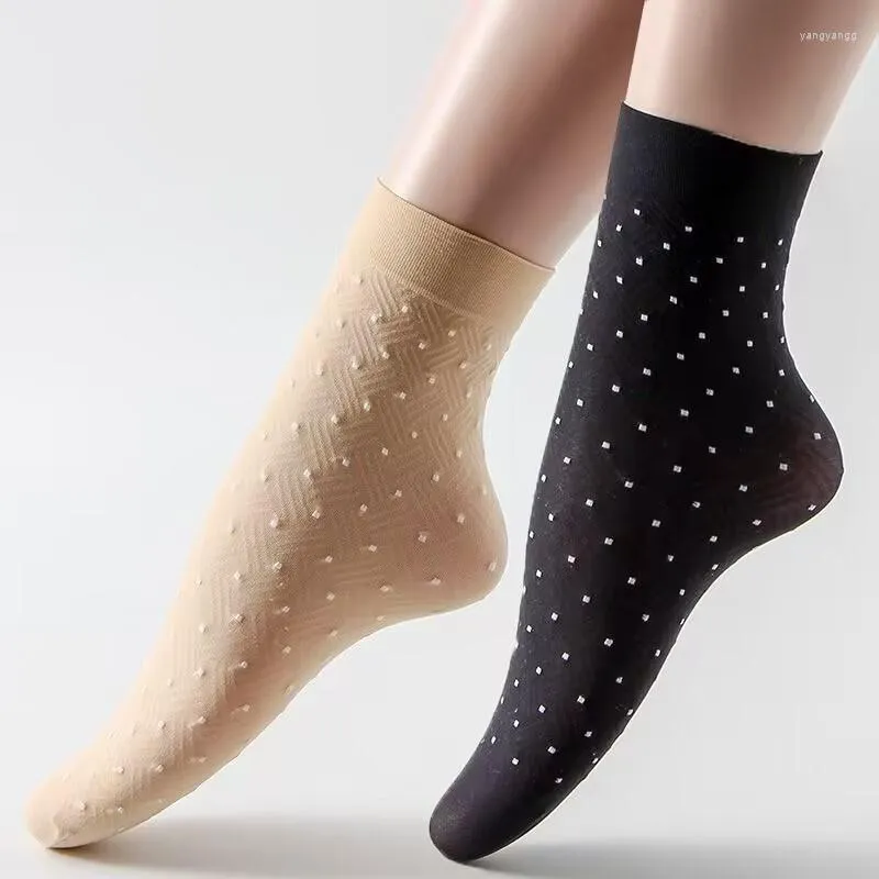 Skarpetki dla kobiet 10pcs/Set Sock Sock Wygoda łódź Coton Krótka elastyczna przezroczysta cienka kostka seksowna kropka