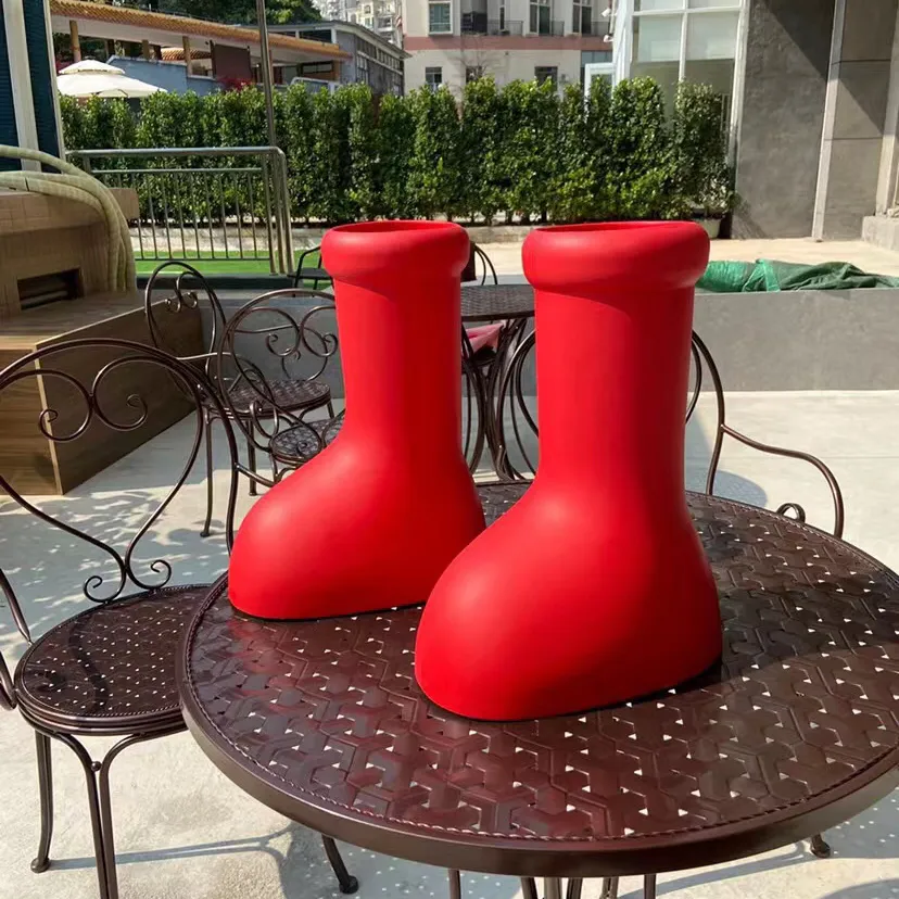 2023 MSCHF çizme Tasarımcısı Büyük Kırmızı Astro Boy Çizmeler Kaymaz Patik Kauçuk Platformu Patik Erkek Bayan Moda Yağmur Çizmeleri Boyut 35-44