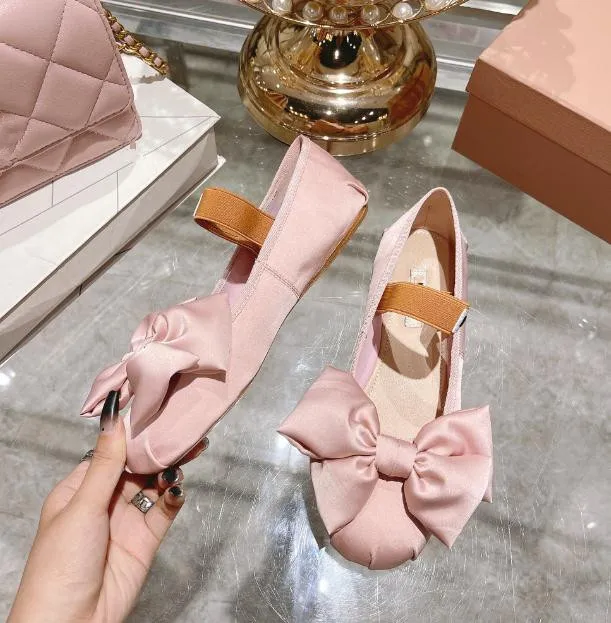 Miui Schuhe flach Ballett Best-Qualität Frauen Neue übergroße Bow Ballet Schuhe Fliege Krawatte Seide Satin Ein-Line-Riemen Mary Jane Schuhe Damen Freizeitschuhe xo42