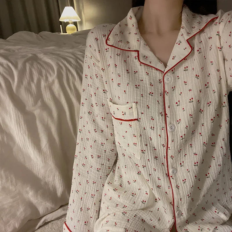 Kvinnors sömnkläder Spring Ladies Pyjamas Set Bear Cherry Printed Crepe Cotton Gaze Turn-Down Collar Long-Sleeve Trousers Hushållen Wear 230303